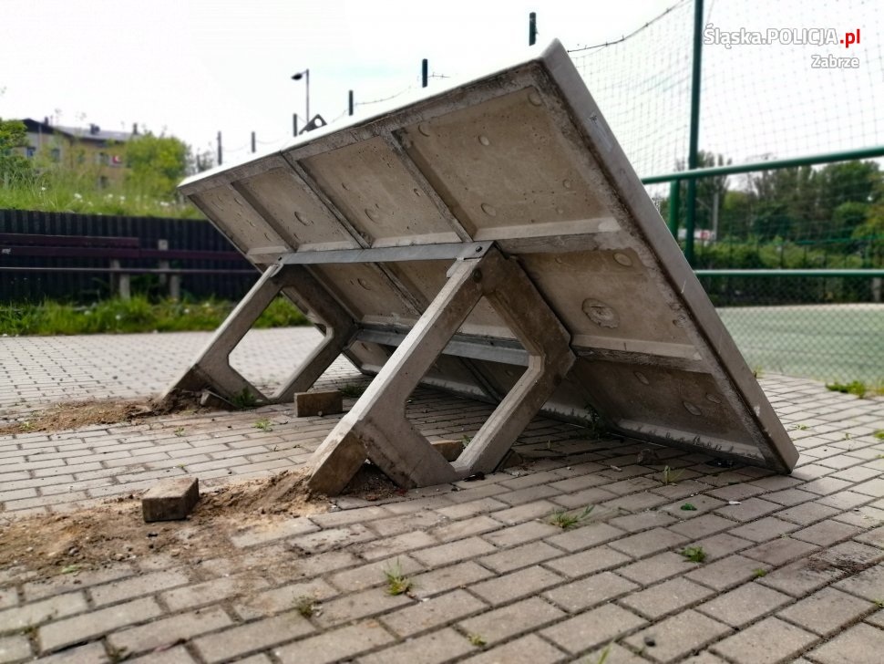 18-latek będąc nietrzeźwym, postanowił wyładować się na elementach placu zabaw