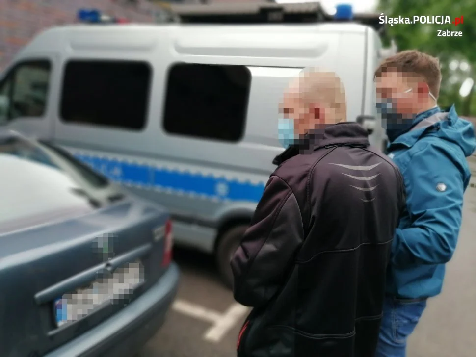 Szukając kogoś uderzył w twarz mężczyznę rąbiącego drewno i zabrał mu siekierę