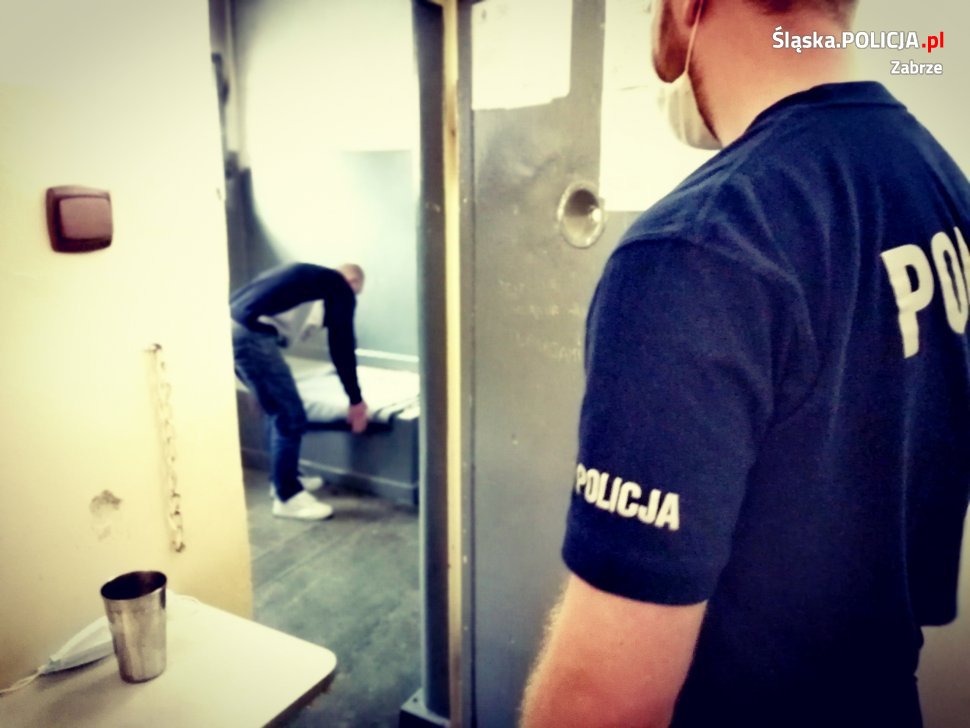 Szukając kogoś uderzył w twarz mężczyznę rąbiącego drewno i zabrał mu siekierę