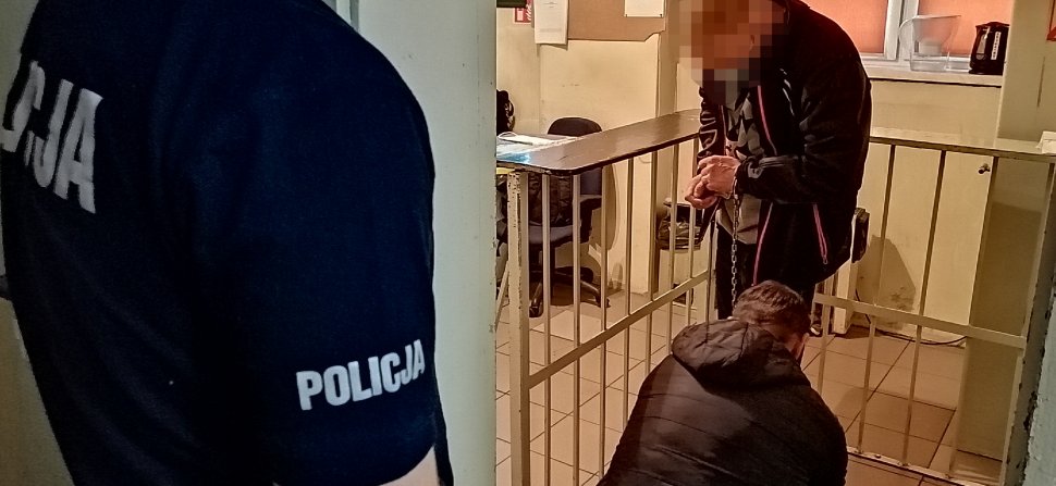 Szukając kogoś uderzył w twarz mężczyznę rąbiącego drewno i zabrał mu siekierę