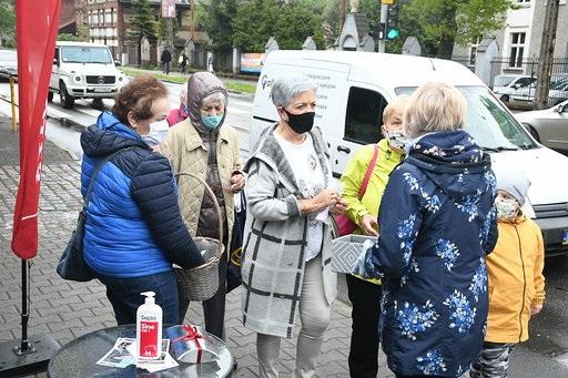 W Biskupicach rozdano wczoraj tysiąc maseczek