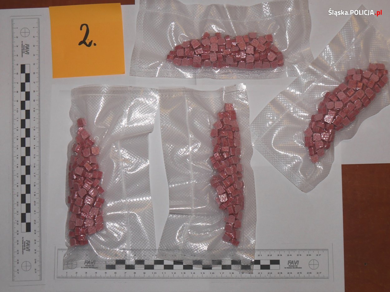 22-latek powiązany ze środowiskiem pseudokibiców miał w mieszkaniu ponad 4 kg narkotyków