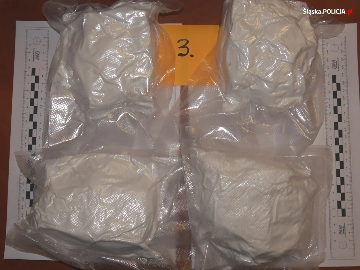 22-latek powiązany ze środowiskiem pseudokibiców miał w mieszkaniu ponad 4 kg narkotyków