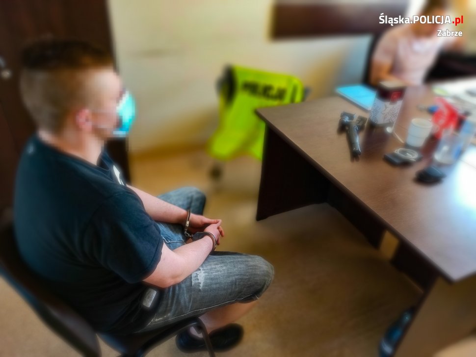 Wysłał narkotyki pocztą. W mieszkaniu 21-latka policjanci znaleźli kolejne narkotyki