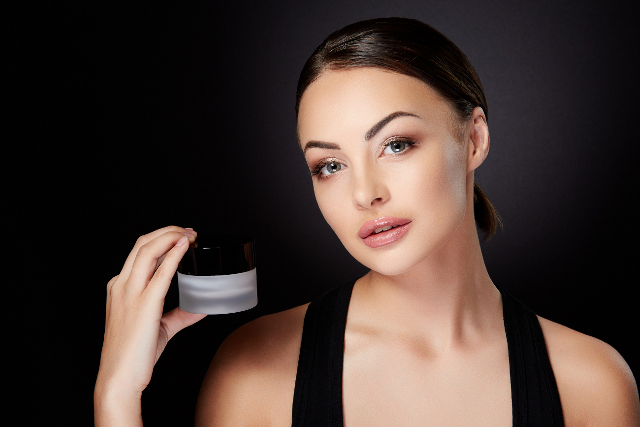 Kremy z węglem aktywnym w pielęgnacji cery tłustej i trądzikowej