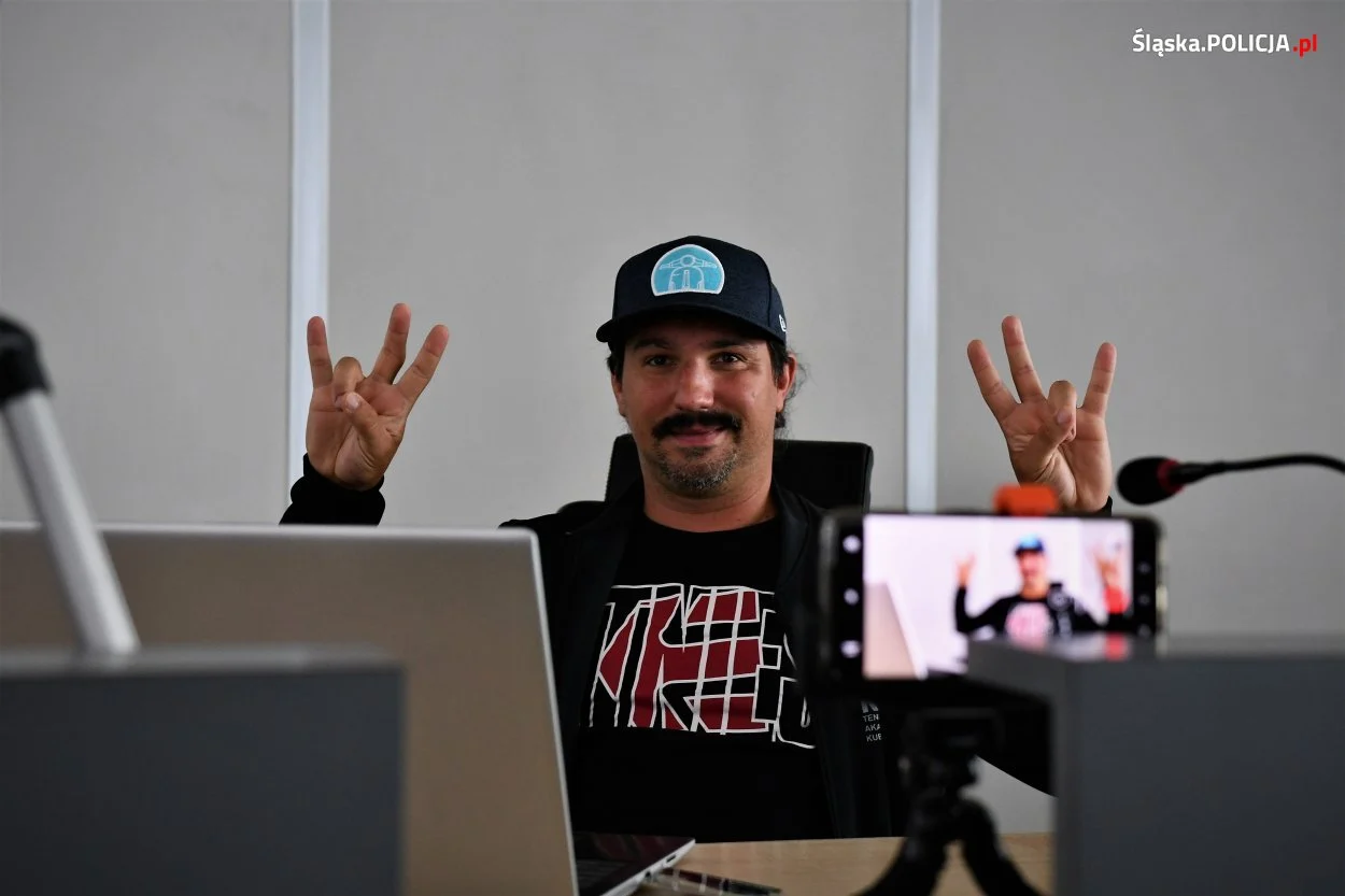 "Posłuchaj znanego człowieka, co złego na drodze Cię czeka". Strat nowej kampanii