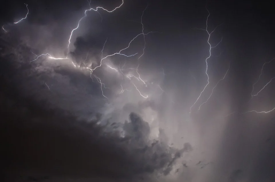 Biuro Prognoz Meteorologicznych IMGW-PIB w Krakowie ostrzega przed deszczem i burzami