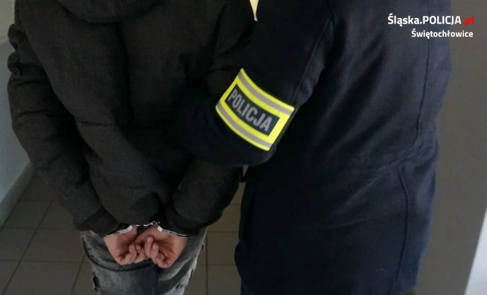 32-latek poszukiwany listem gończym uciekał przed policjantami wyskakując przez balkon