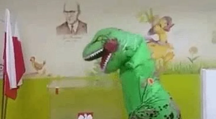 Ruda Śląska: Zagłosował w wyborach w kostiumie dinozaura i wszystko nagrał! [WIDEO]