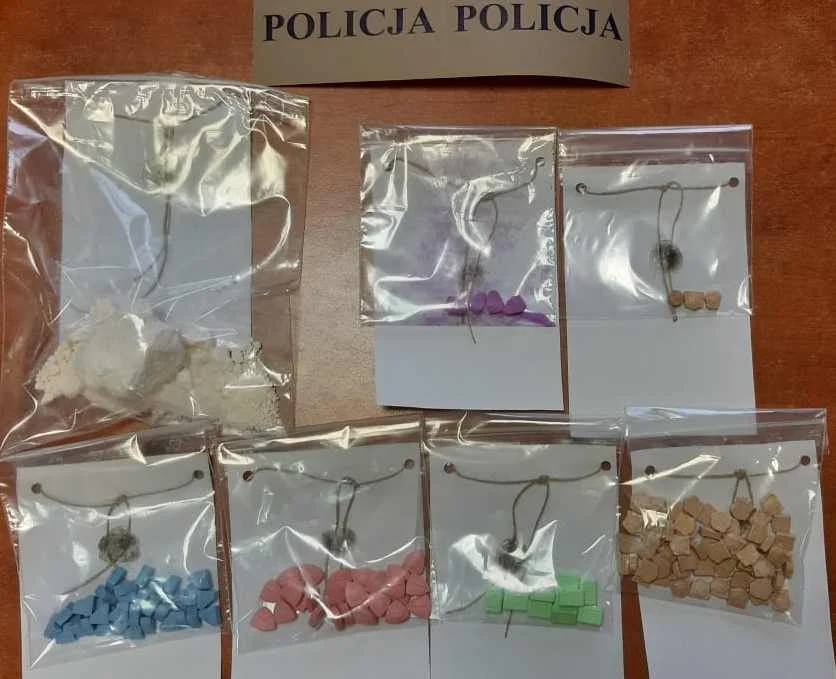 Przewozili narkotyki i omal nie potrącili policjanta