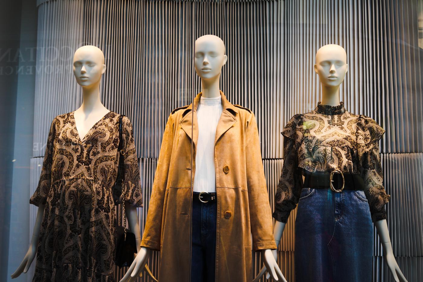 Manekiny damskie - sprawdzony sposób na ekspozycję ubrań