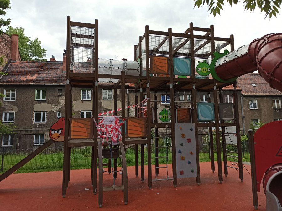 Bytom: W Rozbarku zdewastowano plac zabaw