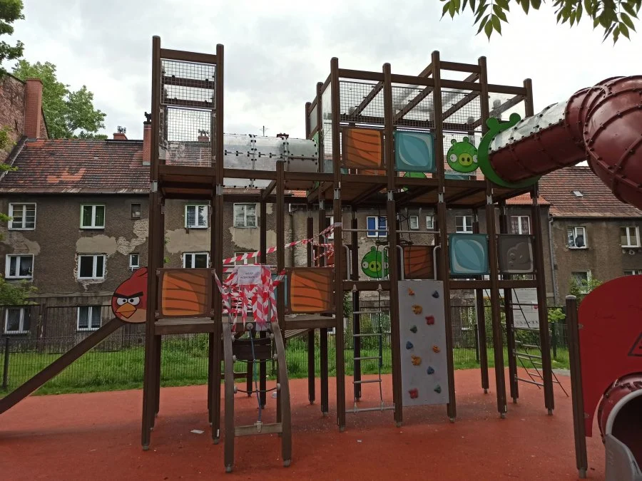 Bytom: W Rozbarku zdewastowano plac zabaw