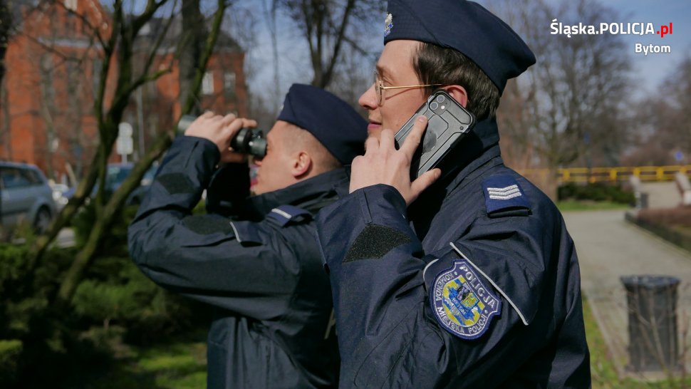 Policjanci sprawdzają przestrzeganie warunków kwarantanny