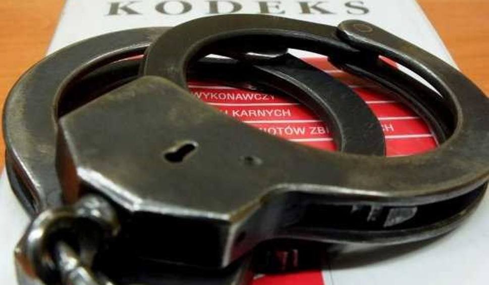 51-letni wandal rzucał butelkami z okna mieszkania. Straty oszacowano na 2500 złotych