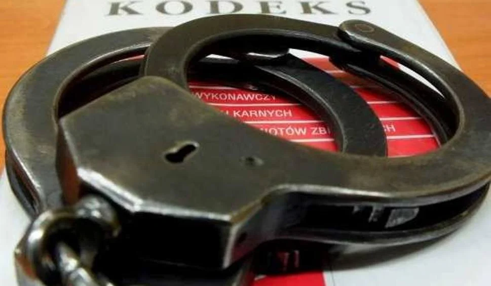 51-letni wandal rzucał butelkami z okna mieszkania. Straty oszacowano na 2500 złotych