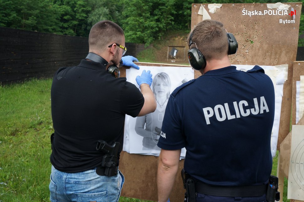 Policjanci podczas treningu strzeleckiego