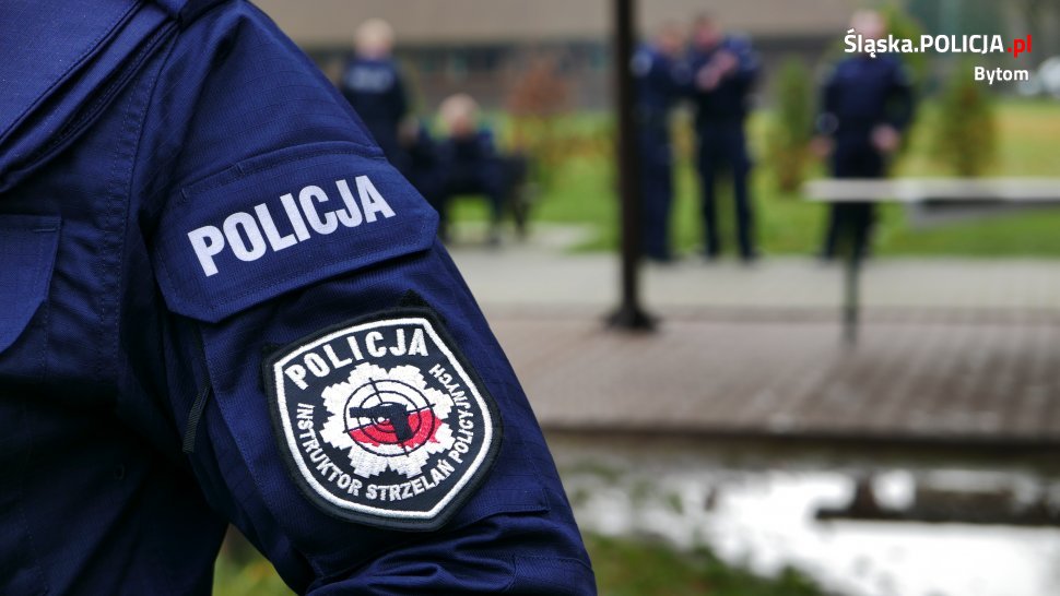 Policjanci podczas treningu strzeleckiego