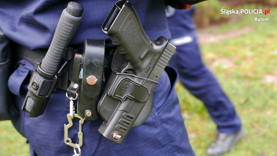 Policjanci podczas treningu strzeleckiego