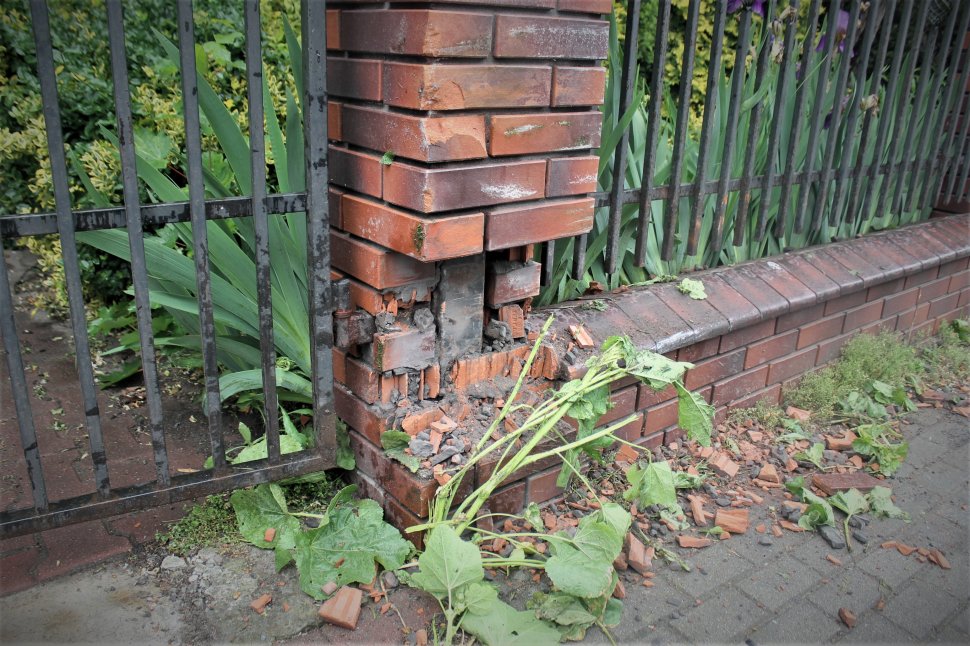 Pijany kierowca wjechał w ogrodzenie. Grozi mu do 2 lat pozbawienia wolności