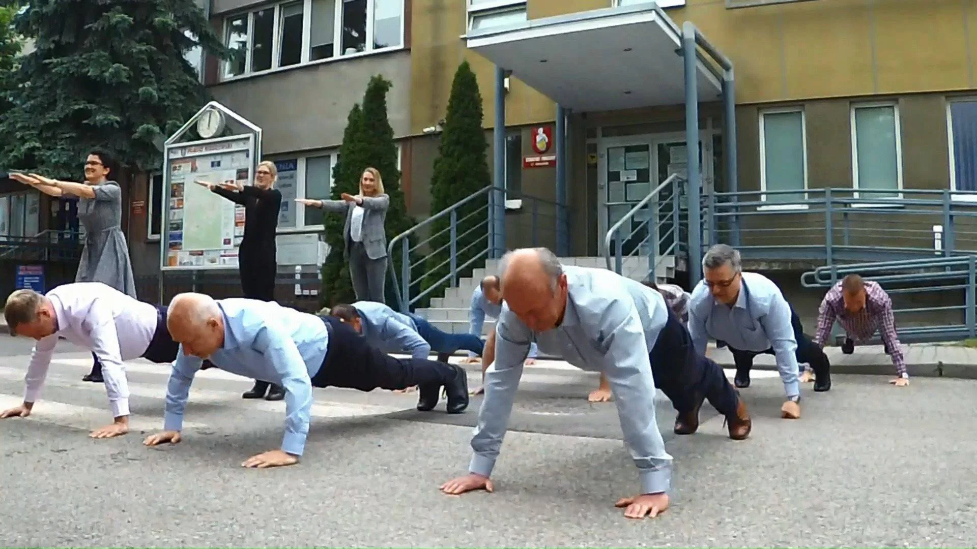 "Pompowanie" w szczytnym celu. #GaszynChallenge w Starostwie Powiatowym.