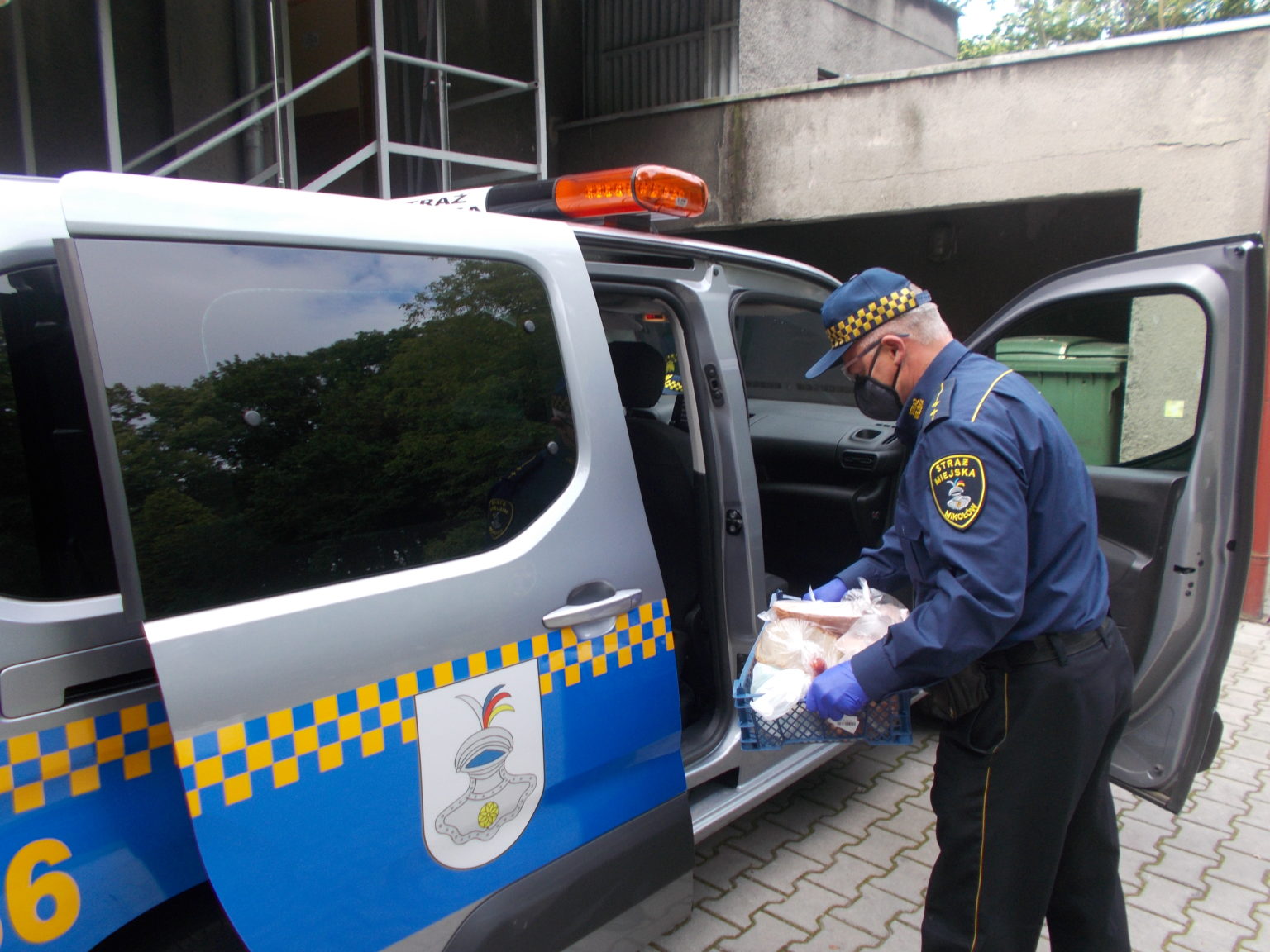 Straż Miejska w Mikołowie nadal pomaga potrzebującym mieszkańcom