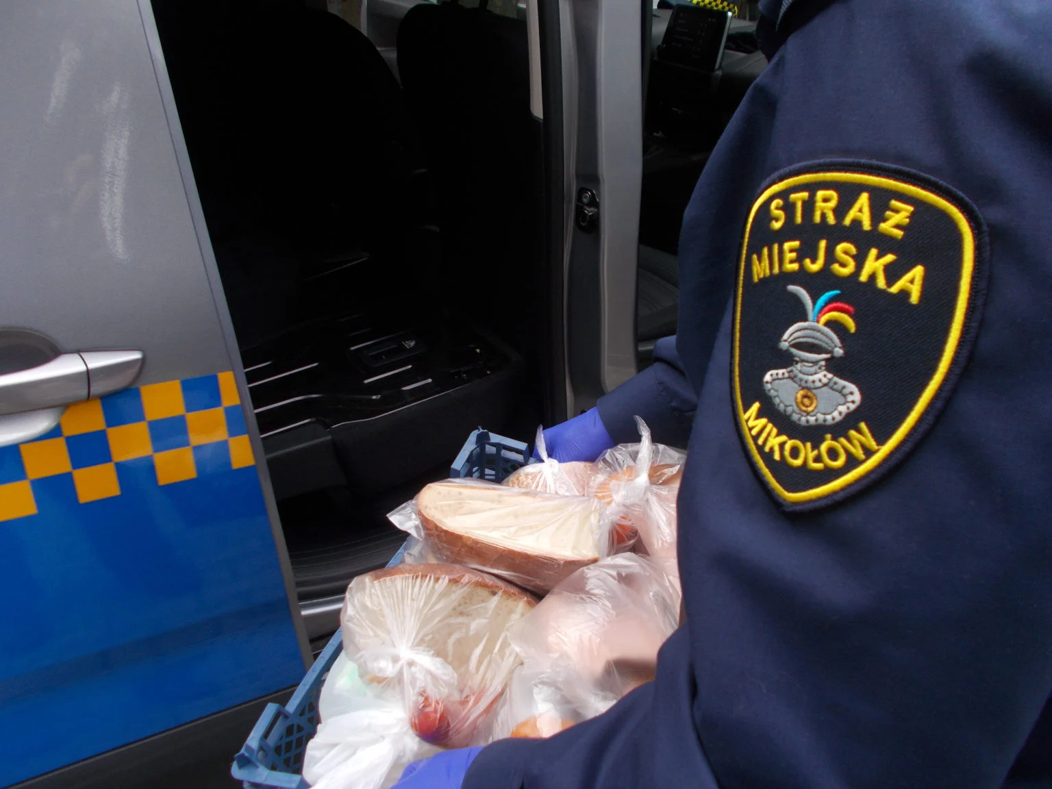 Straż Miejska w Mikołowie nadal pomaga potrzebującym mieszkańcom