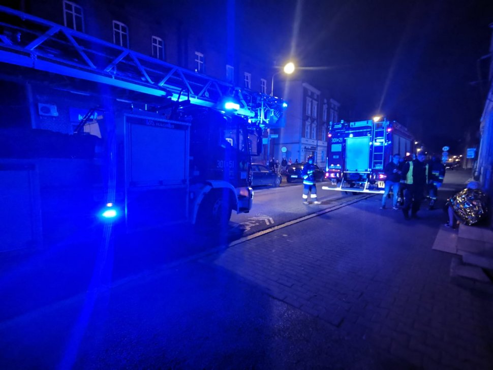 Zostawił garnek na piecu i zasnął. Policjanci ewakuowali mężczyznę