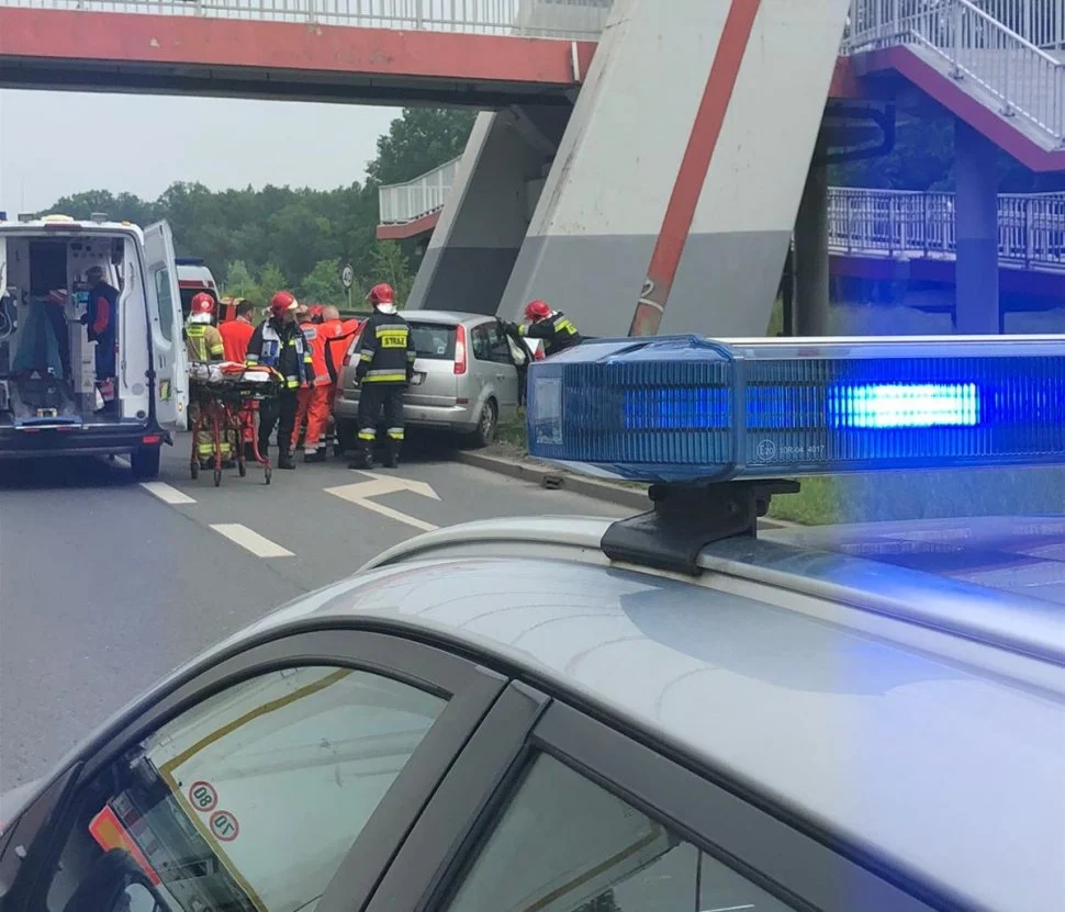 62-letni kierowca wjechał w betonową podstawę kładki dla pieszych