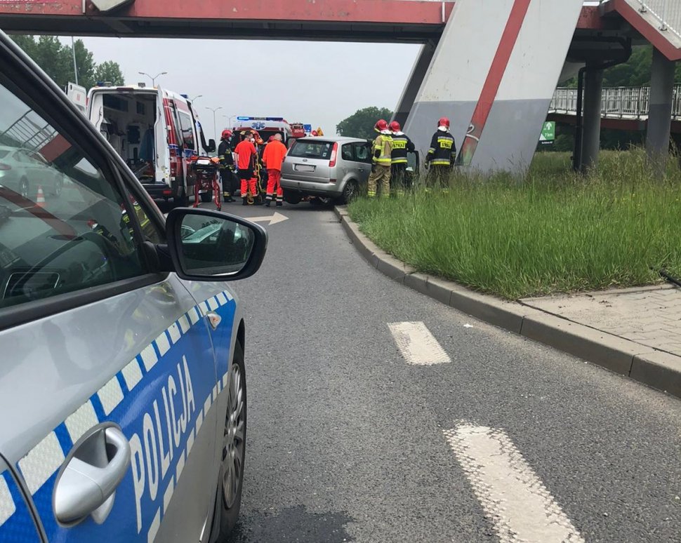 62-letni kierowca wjechał w betonową podstawę kładki dla pieszych