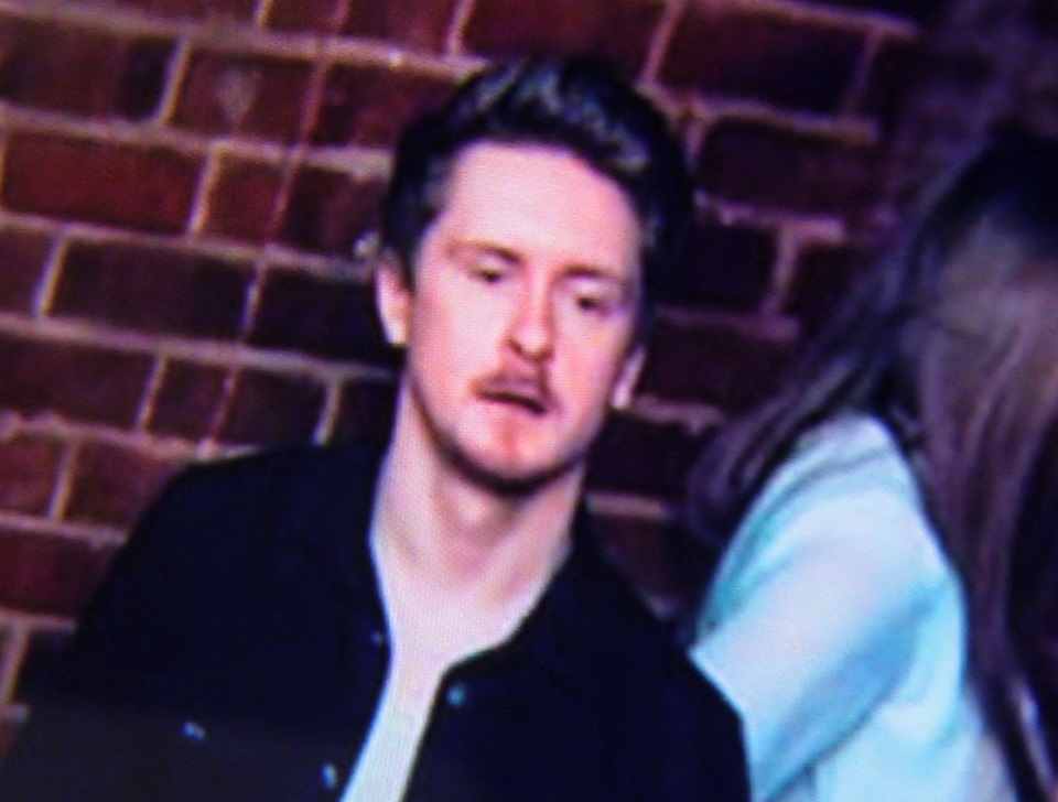 Policja poszukuje podejrzanego o uszkodzenie ciała. Rozpoznajesz go?