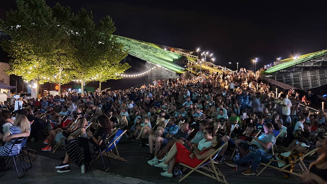 Letnie kino na tarasach katowickiego Spodka