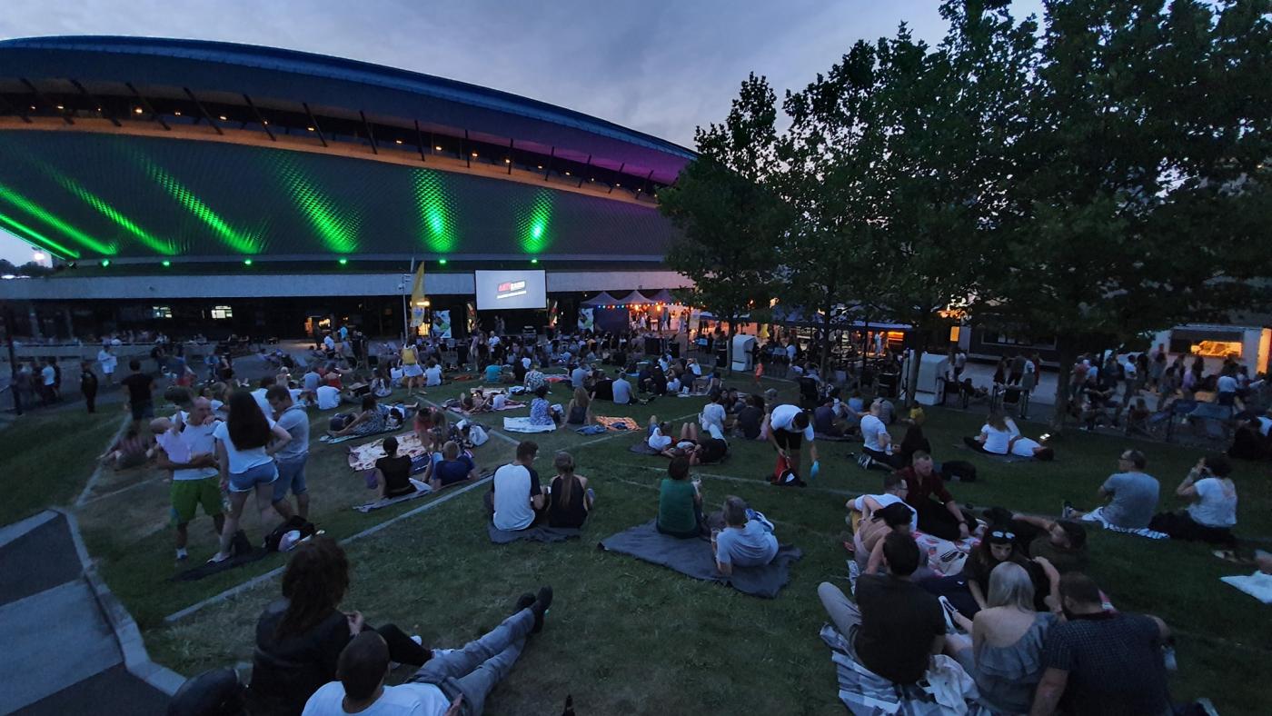 Letnie kino na tarasach katowickiego Spodka