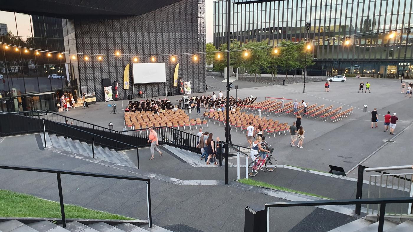 Letnie kino na tarasach katowickiego Spodka