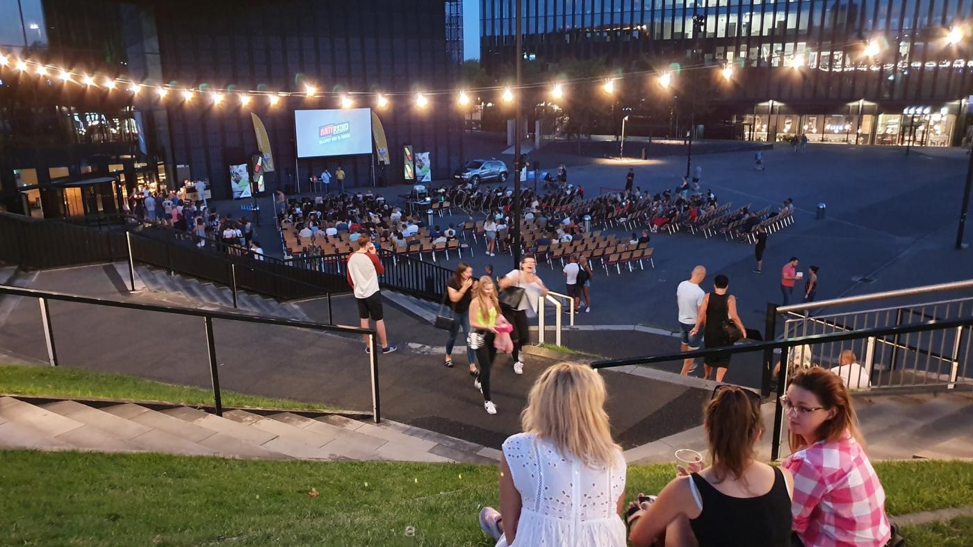Letnie kino na tarasach katowickiego Spodka