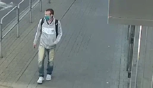 Ten mężczyzna podejrzany jest o kradzież słuchawek. Rozpoznajesz go?