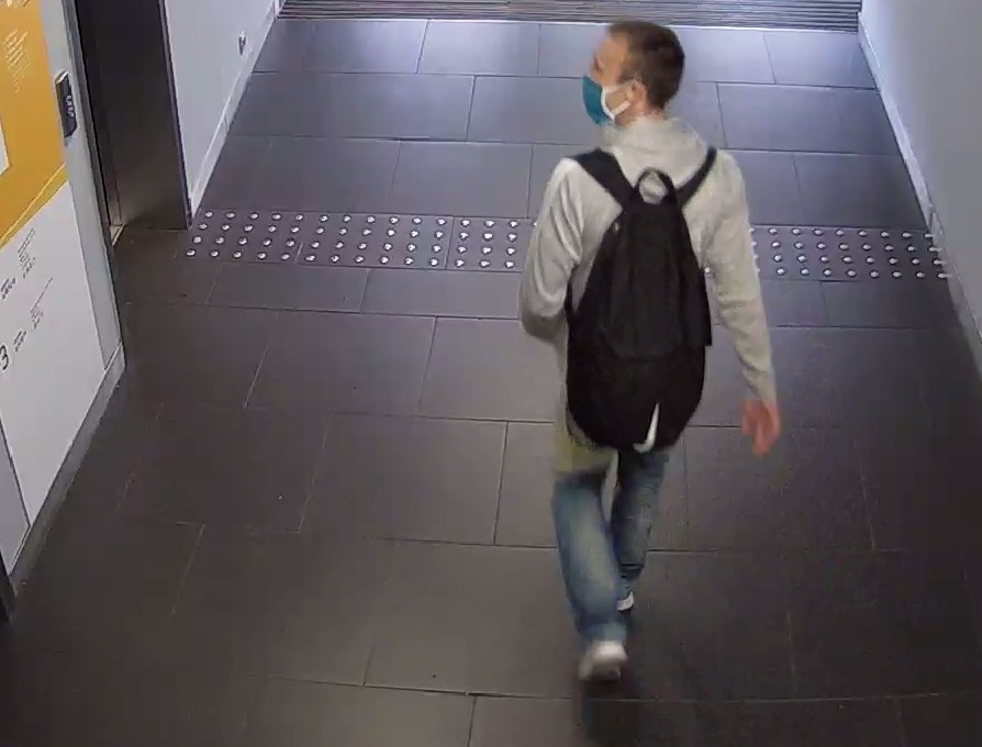 Ten mężczyzna podejrzany jest o kradzież słuchawek. Rozpoznajesz go?