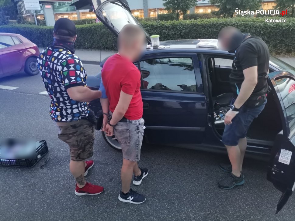 Nie zatrzymali się do kontroli. Zostali zatrzymani po pościgu i mieli przy sobie narkotyki