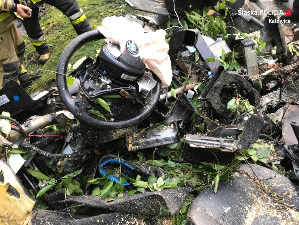 Kierowca zjechał z drogi i uderzył w drzewo. 38-latek w ciężkim stanie trafił do szpitala