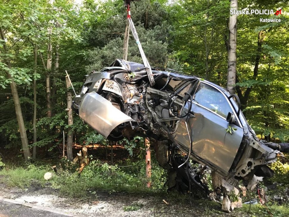 Kierowca zjechał z drogi i uderzył w drzewo. 38-latek w ciężkim stanie trafił do szpitala