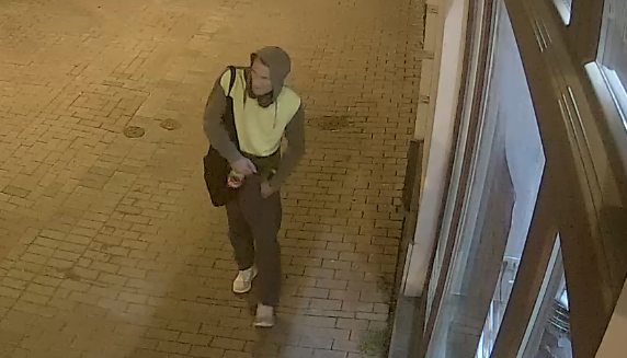 Publikujemy wizerunek podejrzewanego o włamanie do kawiarni i kradzież gotówki