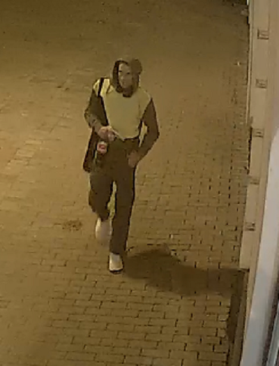 Publikujemy wizerunek podejrzewanego o włamanie do kawiarni i kradzież gotówki