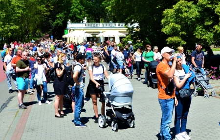 Kilkusetmetrowa kolejka do ZOO i Wesołego Miasteczka. Park Śląski oblegany w weekend