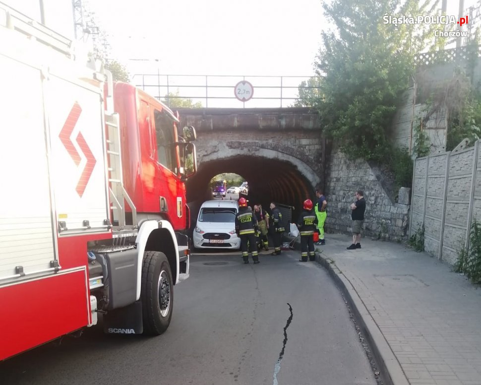 Nietypowa kolizja pod wiaduktem na ul. Legnickiej w Chorzowie