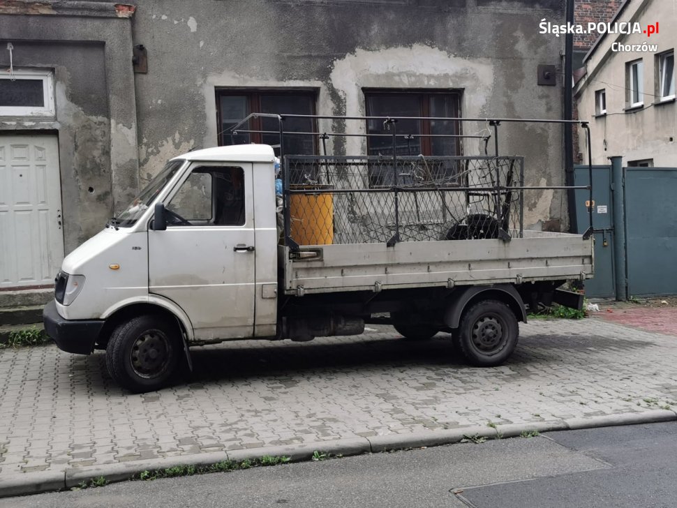 Kierowca posiadał dożywotni zakaz prowadzenia pojazdów, a pasażer był poszukiwany