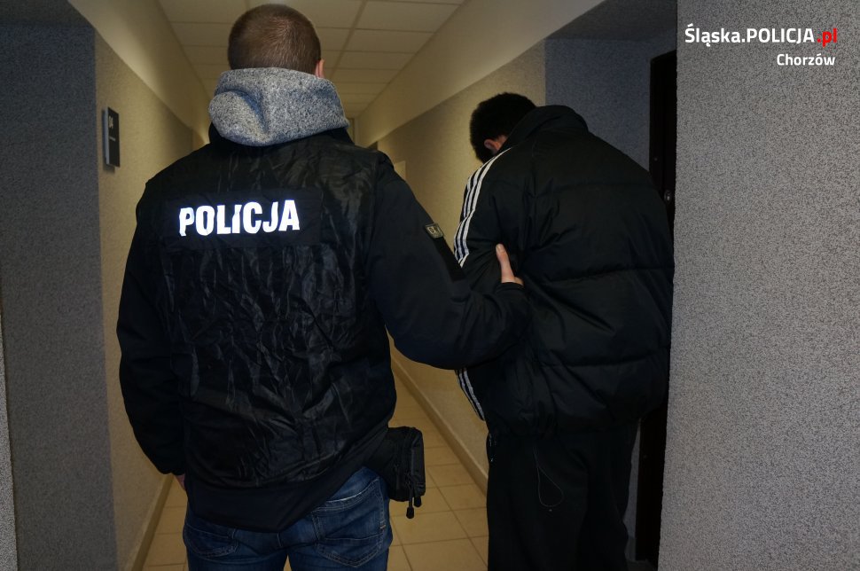 20-latek zdewastował autobus, usiłował dokonać kradzieży i zastraszał świadka zdarzenia