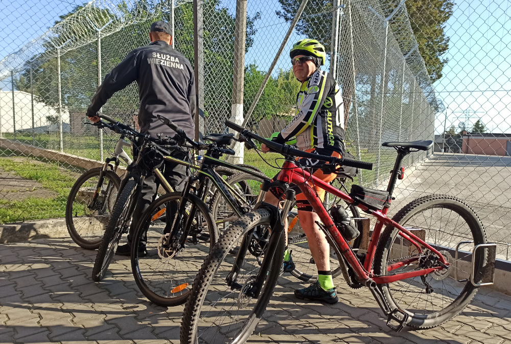 Funkcjonariusze Zakładu Karnego w Zabrzu dbają o środowisko, zdrowie i pomagają dzieciom