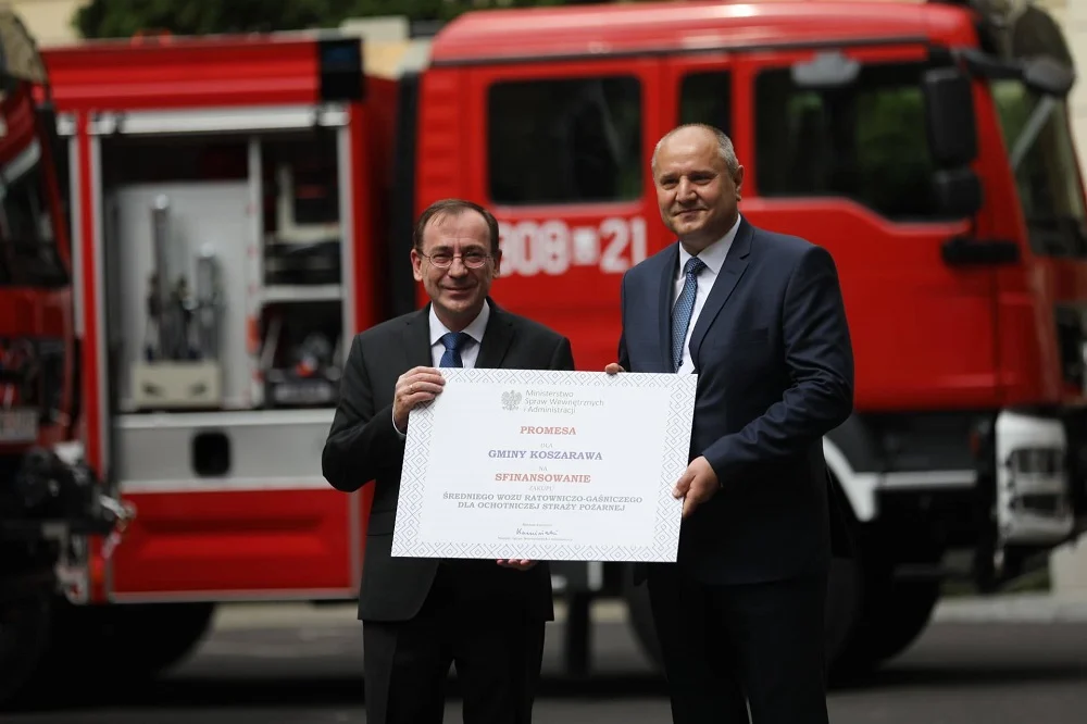Wójtowie i burmistrzowie 16 gmin z całej Polski odebrali promesy na zakup wozów dla OSP
