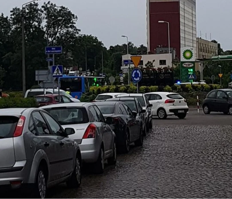 Halemba: kierowca autobusu zasłabł na rondzie i uderzył w dwa samochody