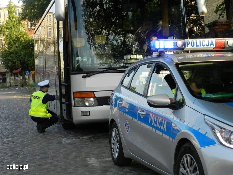 Bezpieczny autobus - policjanci apelują i radzą
